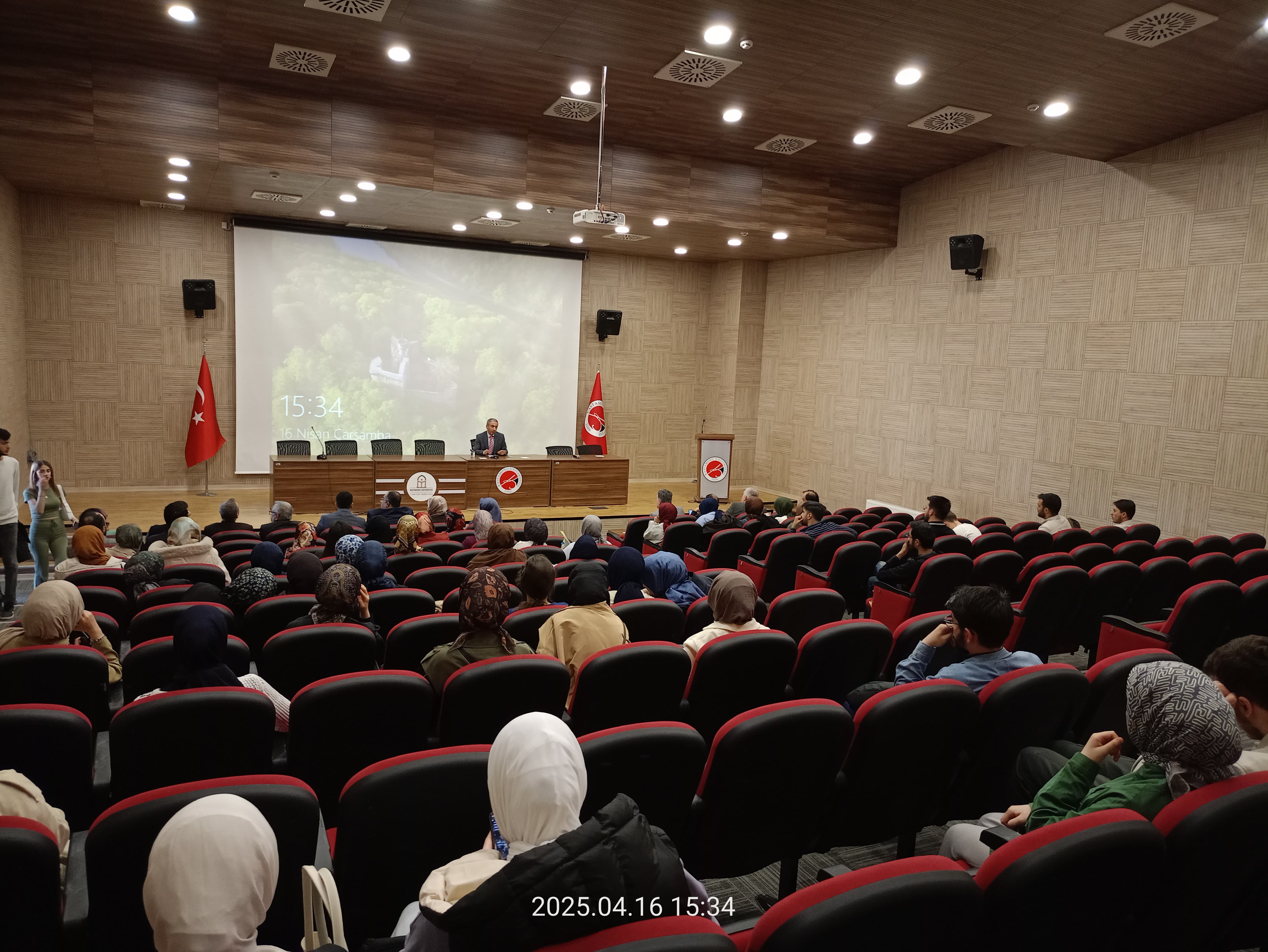 Güncel Fıkhi Meselelere Çözüm Metotları: Bahar Dönemi Seminerlerinin İlkinde Yoğun İlgi
