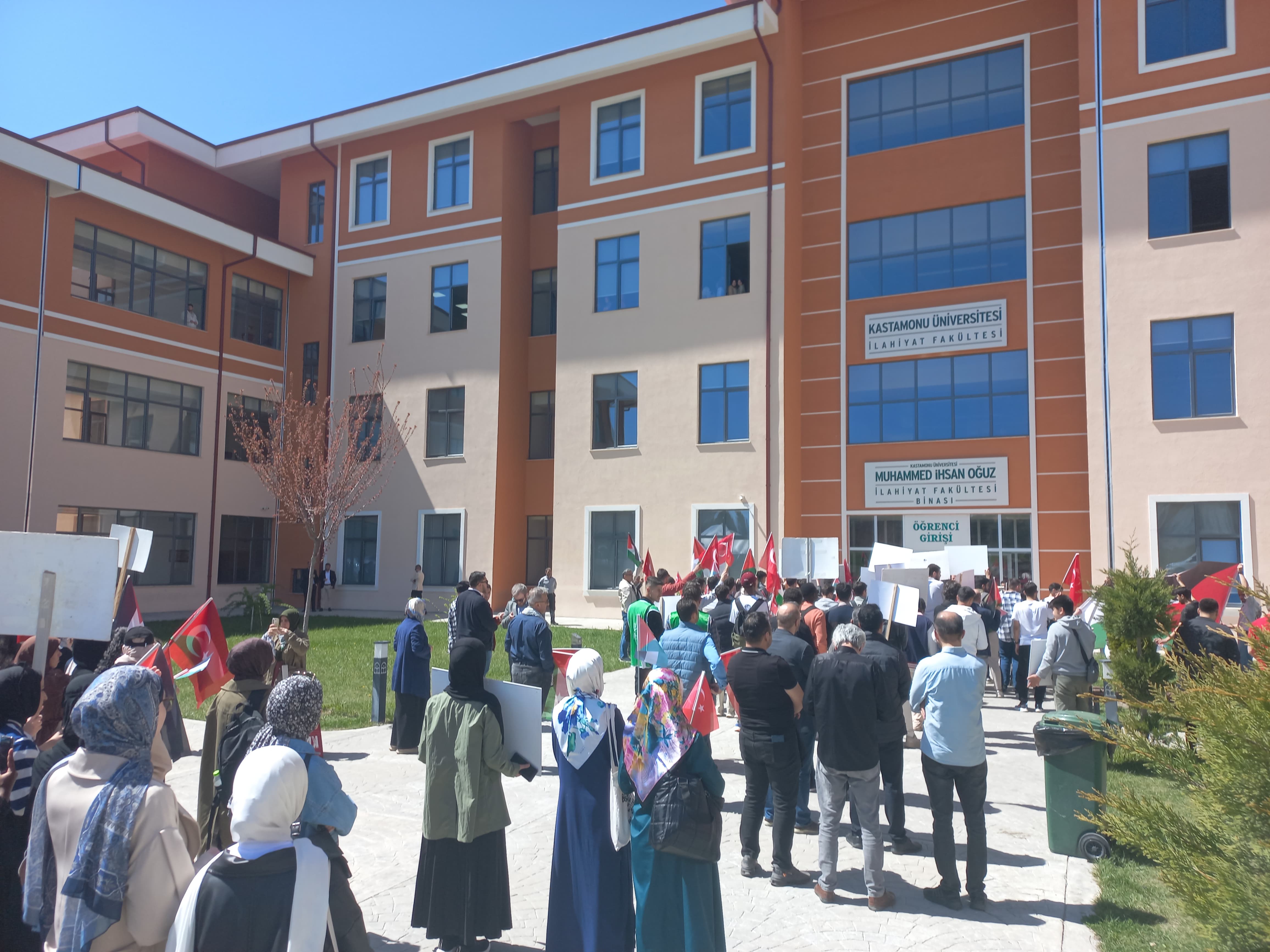 Fakültemizin Öğrencileri Gazze İçin Yürüyüş ve Basın Açıklaması Gerçekleştirdi
