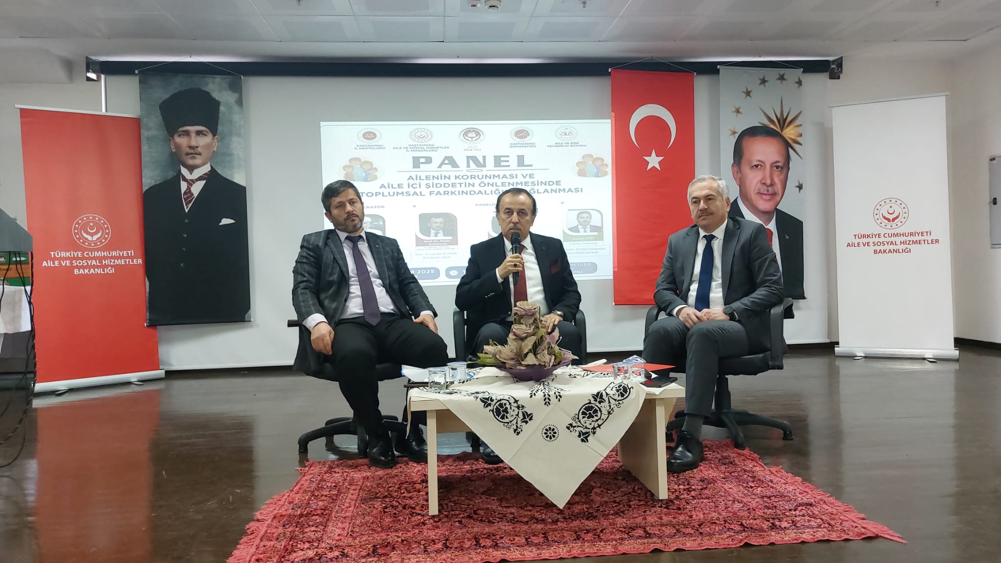 Prof. Dr. Mehmet Nadir Özdemir “Aile 2025” Panelinde Oturum Başkanı Olarak Yer Aldı