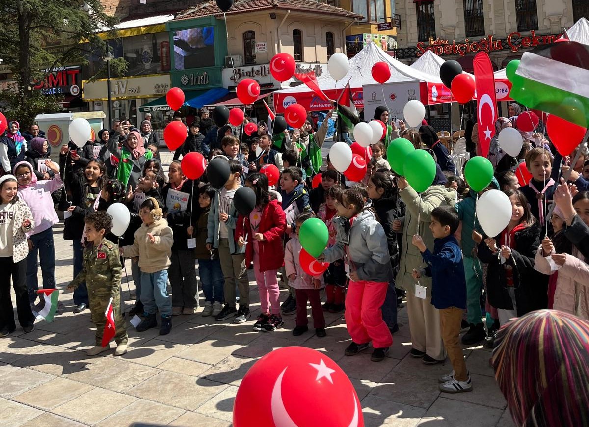 Minik Kalplerden Filistin İçin Umut Balonları Projesi Gerçekleştirildi