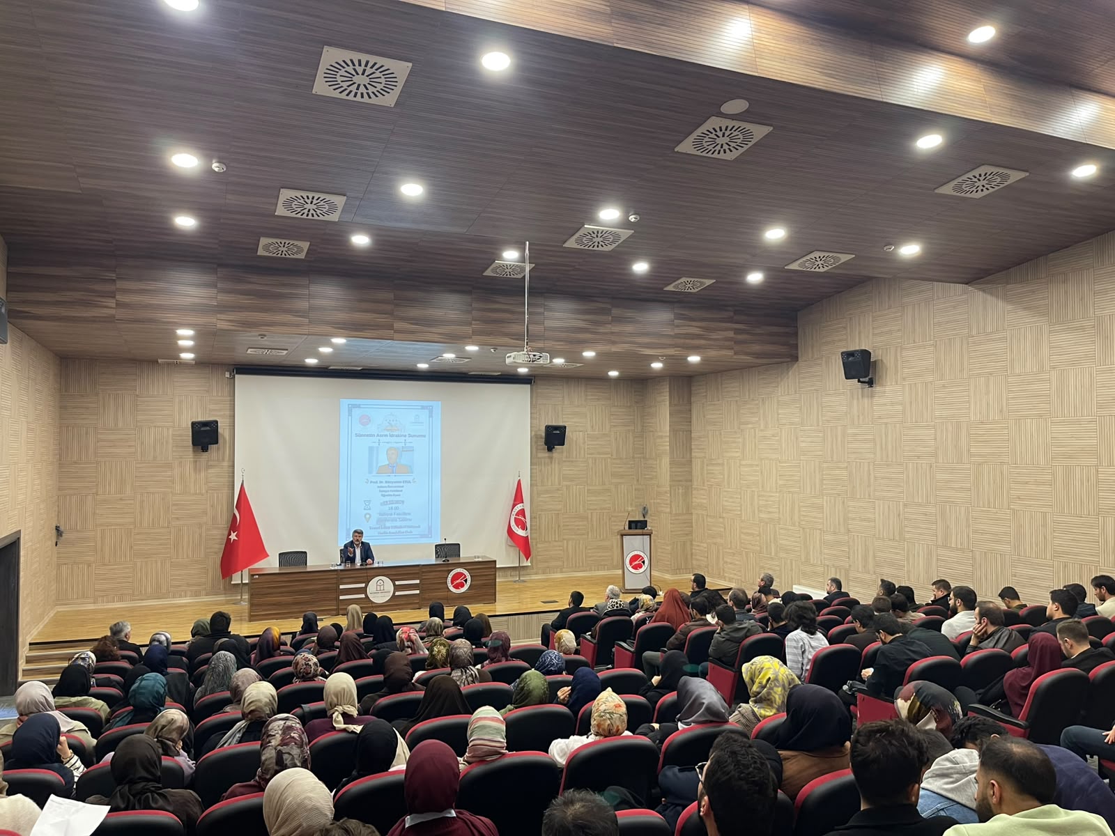 İlahiyat Fakültesi’nde “Sünnetin Asrın İdrakine Sunumu” Konulu Konferans Düzenlendi